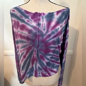 Tie-dyed, long sleeve crop top
